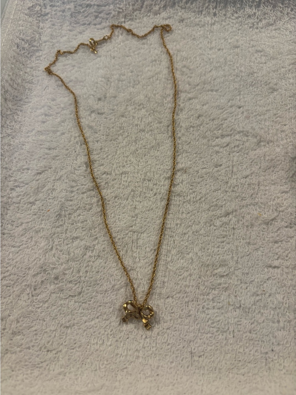 Vintage Avon Gold Tone Bow pendant and necklace 20